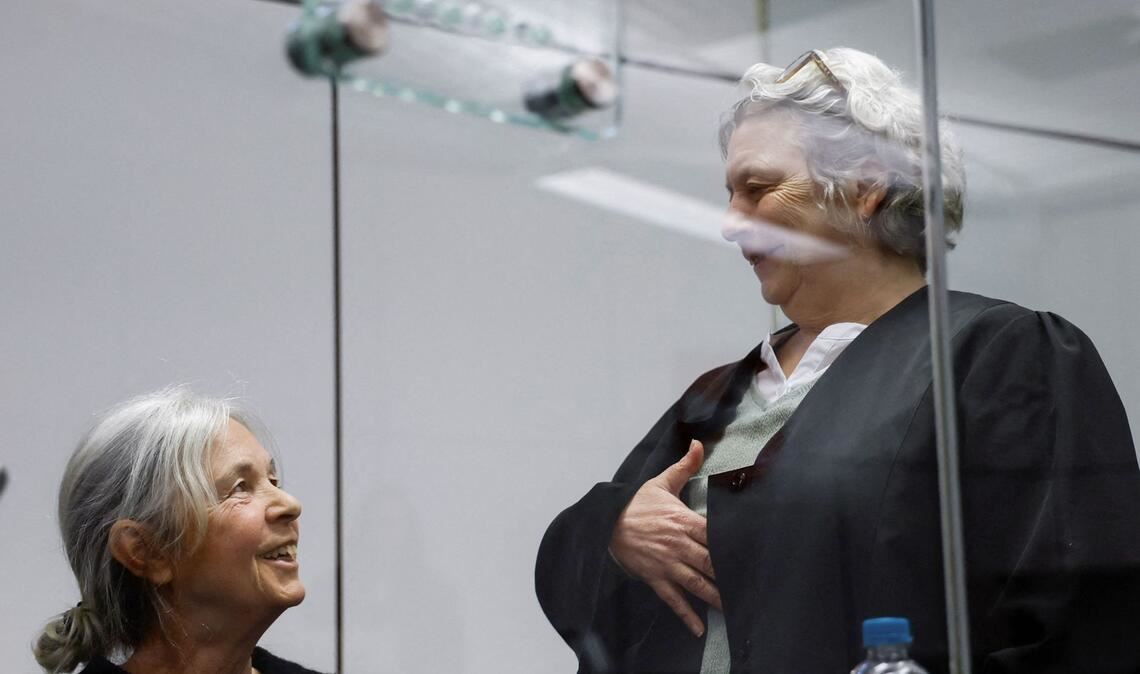 Daniela Klette (l.), ehemalige RAF-Terroristin, spricht mit ihrer Anwältin Undine Weyers (Archivfoto).