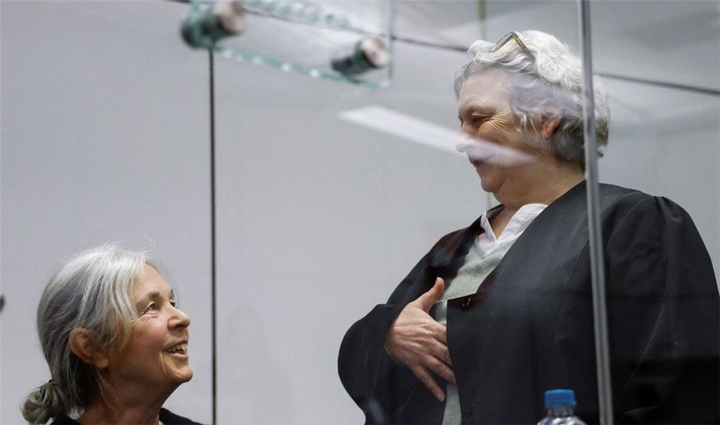 Daniela Klette (l.), ehemalige RAF-Terroristin, spricht mit ihrer Anwältin Undine Weyers (Archivfoto).