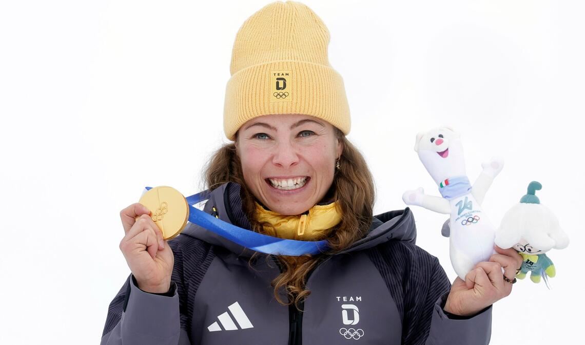 Daniela Maier (Deutschland) jubelt bei der Siegerehrung über ihre Goldmedaille.