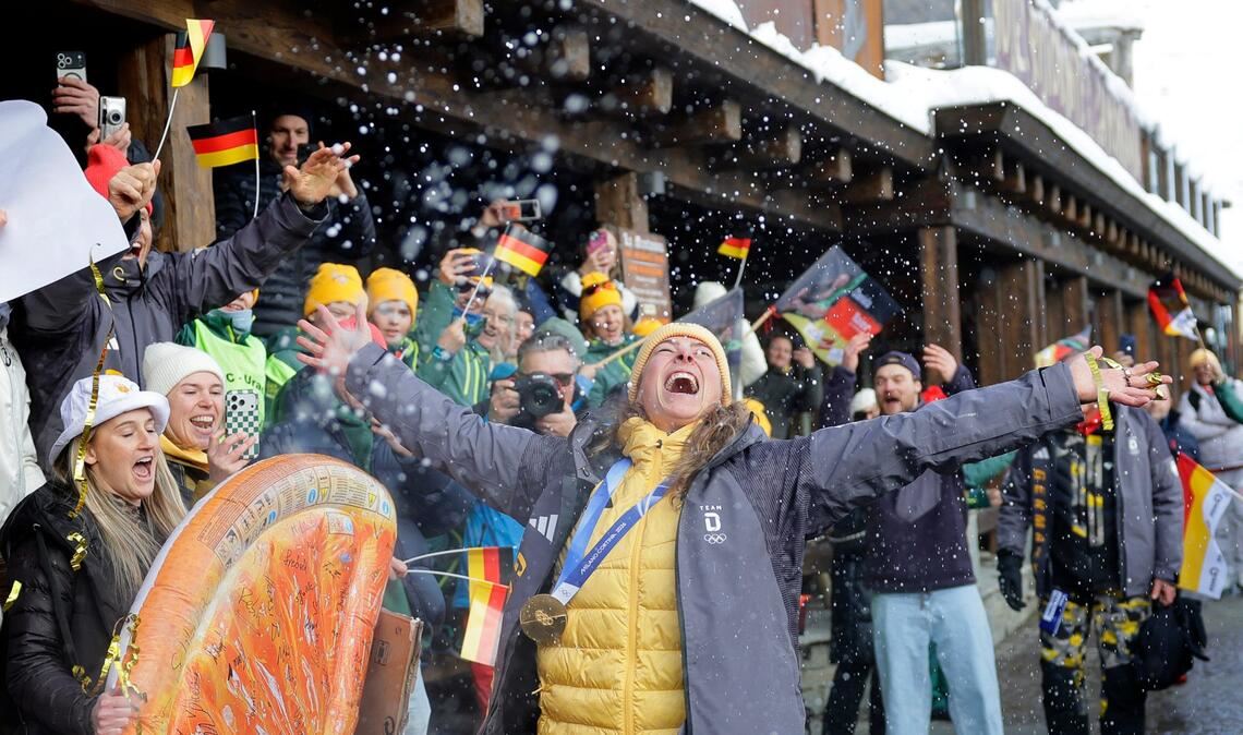 Daniela Maier (M, Deutschland) jubelt mit den Teamkollegen über ihre Goldmedaille.