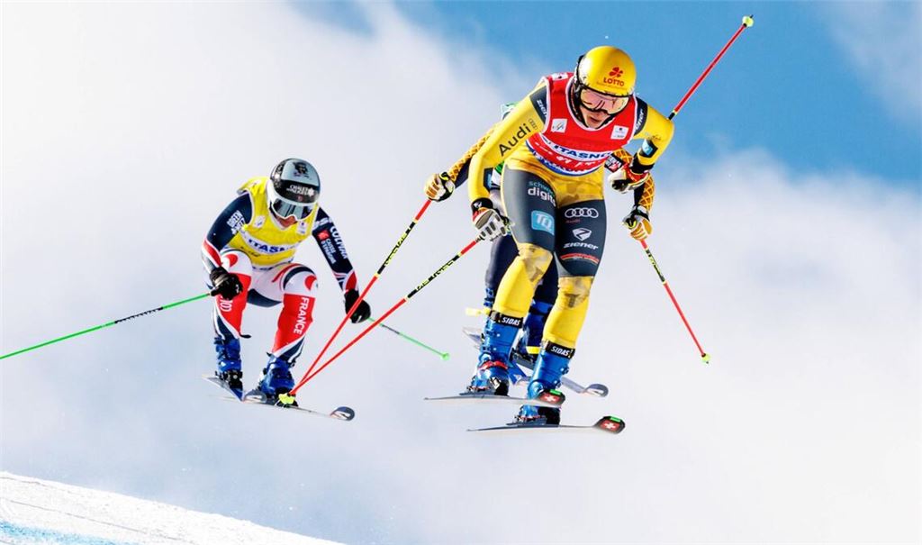 Daniela Maier (vorne) will in Livigno um eine Medaille im Skicross kämpfen.