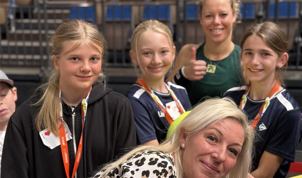 Daniela Steudle (vorne) und Enzberger Nachwuchsspielerinnen mit der Lokalmatadorin Laura Siegemund aus Filderstadt (2.v.re.).