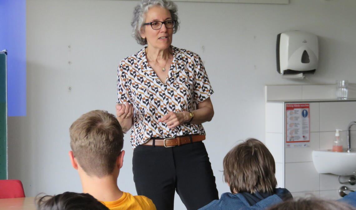 Daniela Willimek im Austausch mit den Siebtklässlern des Salzach-Gymnasiums.