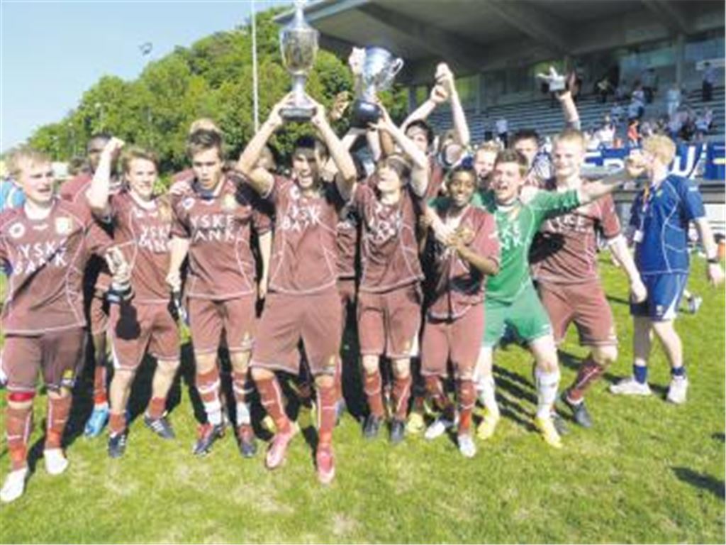 Danish Dynamite ist wieder obenauf: Die Fußball-Junioren des FC Nordsjælland feiern die erfolgreiche Titelverteidigung beim Pforzheimer U19-Pfingsttturnier.
Fotos: Roth