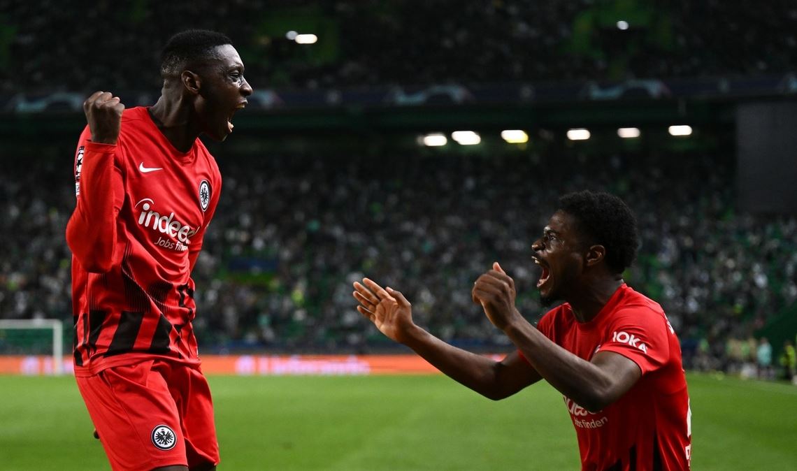 Dank Randal Kolo Muani (l) überwintert die Eintracht in der Champions League.