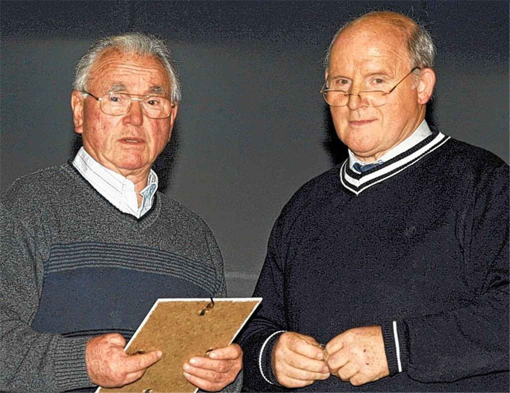 Dank an Alfred Keller (li.): Vereinsvorsitzender Herbert Albrecht überreicht die goldene Ehrennadel des Landesverbands. 