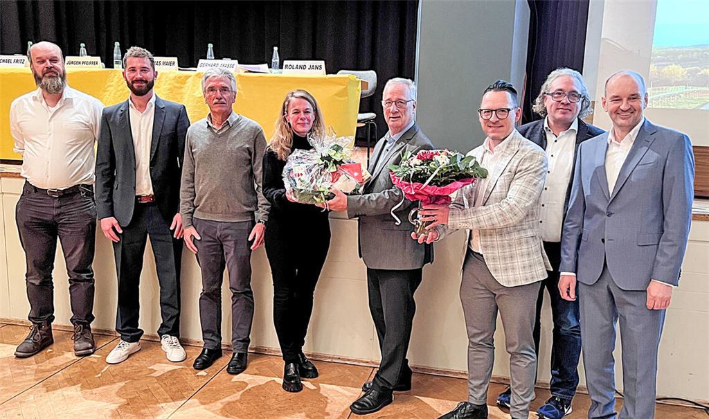 Dank an Gerhard Ayasse (Mitte): Matthias Maier (v. li.), Vorstand Sören Genthner, Edwin Neugebauer, Tanja Gerst und Michael Fritz vom Aufsichtsrat, und die weiteren Vorstände Jörg Schüle und Roland Jans verabschieden den langjährigen Aufsichtsratschef. Foto: privat