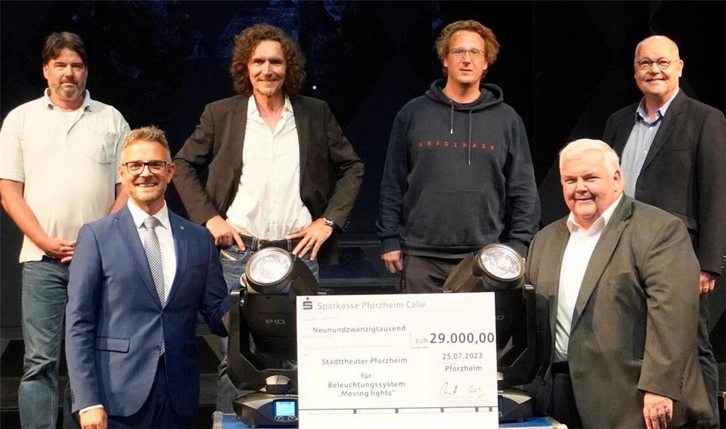 Dank an die Sparkasse (hinten v. li.): der Technische Direktor des Theaters, Sebastian Dierer, Verwaltungsdirektor Uwe Dürigen, Beleuchtungsleiter Andreas Schmidt, Intendant Markus Hertel und (vorne, v. li.) Oberbürgermeister Peter Boch und Hans Neuweiler, Vorstandsvorsitzender der Sparkasse Pforzheim Calw. Foto: Theater/Hägele