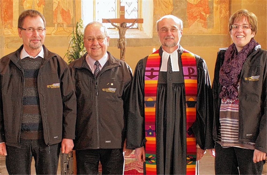 Dank an ein Bläser-Urgestein (v. li.): Emil Faigle, musikalischer Leiter des Posaunenchors, Gerhard Oehrle, Pfarrer Wolfgang Schlecht und Vorsitzende Sabine Storch.