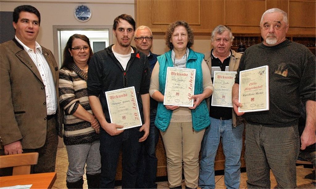 Dank an treue Mitglieder: Die Vorsitzenden Achim Reinhold und Brigitte Kühnle ehren Christian Kühnle, Reiner Müller, Heidi Haufler, Uwe Haufler und Karlheinz Merkle (v. li.). Foto: Appich