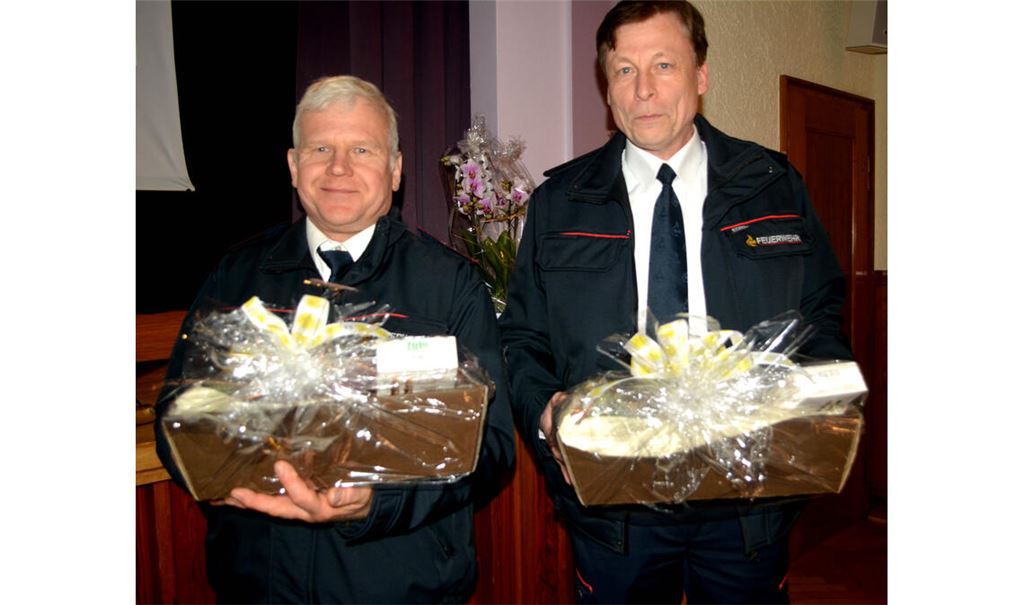 Dank an verdiente Führungskräfte: Joachim Saalbach und Bernd Wala bekommen Geschenkkörbe überreicht. Fotos: Stahlfeld