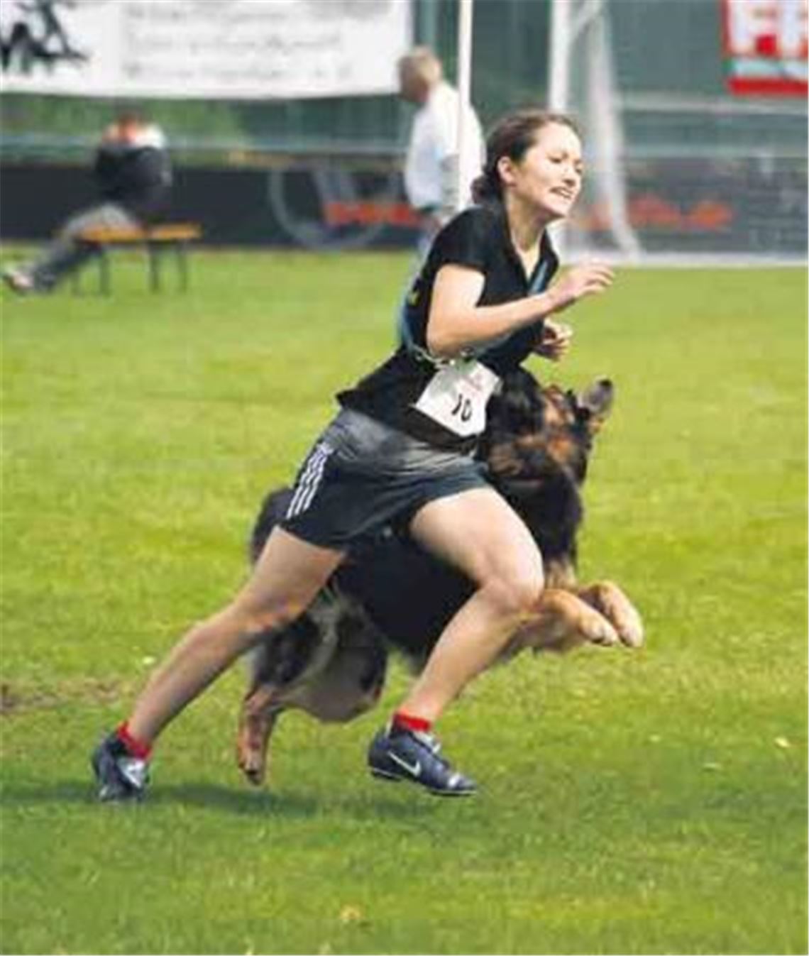 Dank ausgiebigem Training: Lene Herrigel und Balou sind ein Klasse-Team auf der Laufstrecke und im CSC-Wettkampf. Foto: Heidinger