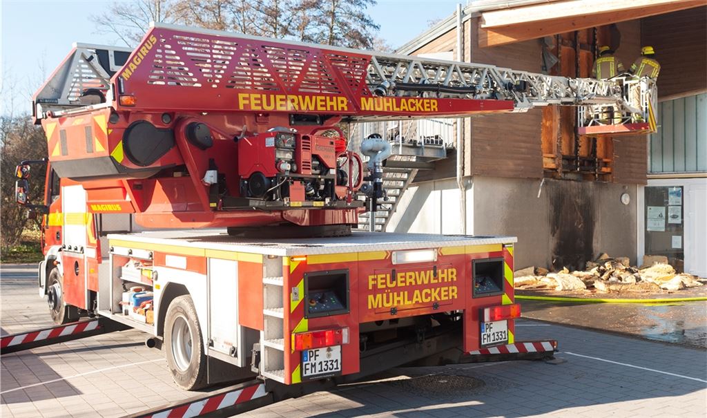 Dank des Löscheinsatzes der Feuerwehr kann bei einem Brand am Jugendhaus Schlimmeres verhindert werden. Fotos: Fotomoment
