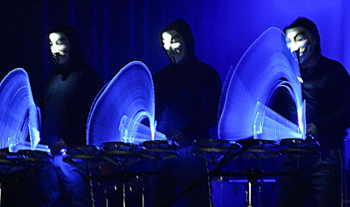 Dank einer ausgefeilten Inszenierung wird das Gastspiel der Formation „Power! Percussion“ im Mühlacker Uhlandbau auch optisch zum Erlebnis. Fotos: Czop