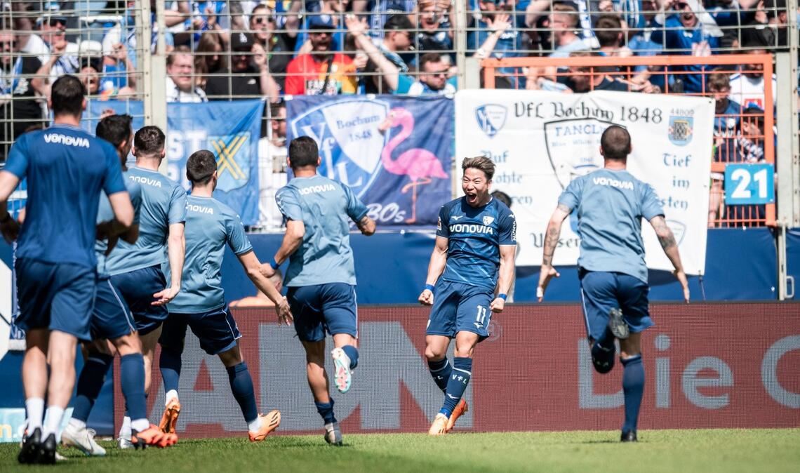 Dank eines 3:0-Sieges gegen Leverkusen auch in der kommenden Spielzeit erstklassig: Bochums Takuma Asano feiert sein Tor zum 2:0.