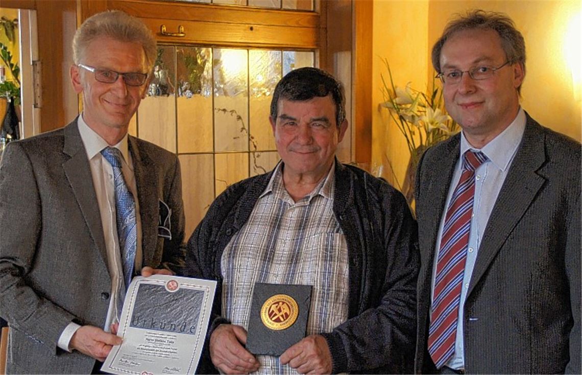 Dank für 40 Jahre Mitarbeit: Inhaber Hartmut Berner, Stefano Tallo und der Geschäftsführer der Dachdeckerinnung Region Stuttgart, Hartmut Schad (v. li.).