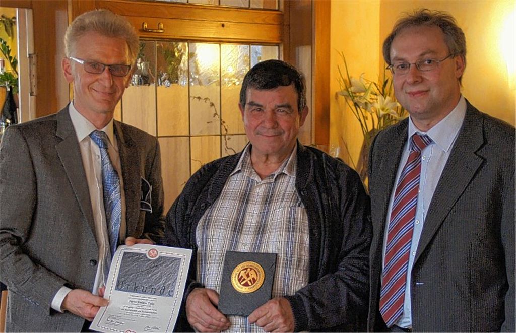Dank für 40 Jahre Mitarbeit: Inhaber Hartmut Berner, Stefano Tallo und der Geschäftsführer der Dachdeckerinnung Region Stuttgart, Hartmut Schad (v. li.).