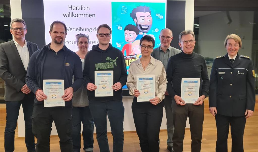 Dank für Zivilcourage (v. li.): Andreas Stäble, Geschäftsführer des Fördervereins, Preisträger Sven Junge, Yvonne Schwarz-Tron, Geschäftsführerin des Fördervereins, die Preisträger Richard Kraus und Melanie Zirkel, Stephan Günthner von der Sparkasse Pforzheim Calw, Preisträger Rudi Burrer, und Jennifer Lautensack, Leitende Polizeidirektorin. Foto: Metzbaur