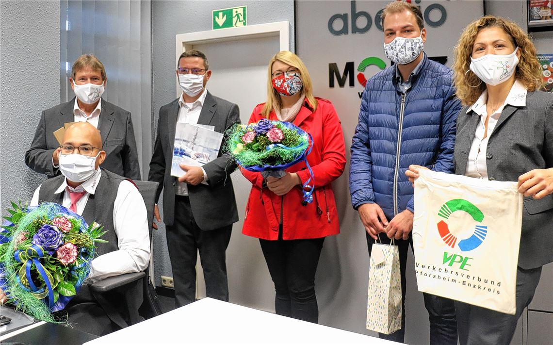 Dank für ihre Arbeit, die nicht leicht sei, und Blumen erhalten die Abellio-Mitarbeiter Benjamin Schmauder (sitzend), der im Mühlacker Bahnhof die Kunden bedient, und MarketingleiterinHannelore Schuster (Mitte) von VPE-Geschäftsführer Axel Hofsäß (hinten links), neben ihm steht Daniel Peikert (VPE), ganz rechts Selma Cantürk (VPE) und links von ihr Fabian Dürr (Abellio). Wewoda
