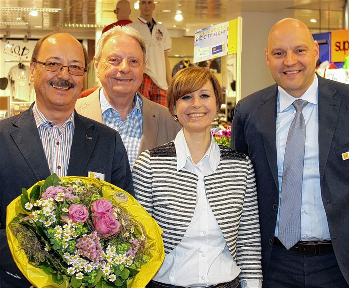 Dank und Blumen zum Abschied: Der langjährige Abteilungsleiter der Herrenkonfektion im Modehaus Sämann, Volker Gehrer (li.), geht in den Ruhestand.