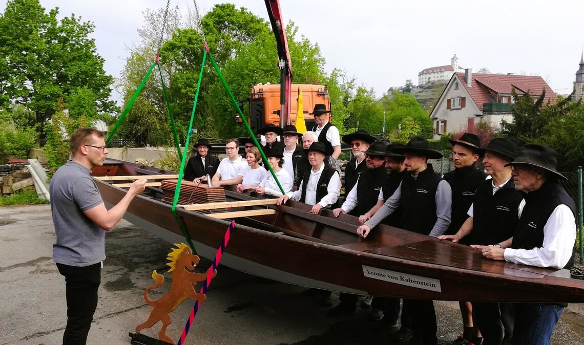 Die Stocherkähne sind einsatzbereit Dank von Vaihingens Oberbürgermeister Uwe Skrzypek für die „Enz-Löwen“ der Stocherkahnfahrten. Am 2. Mai beginnt die Saison. Foto: Arning