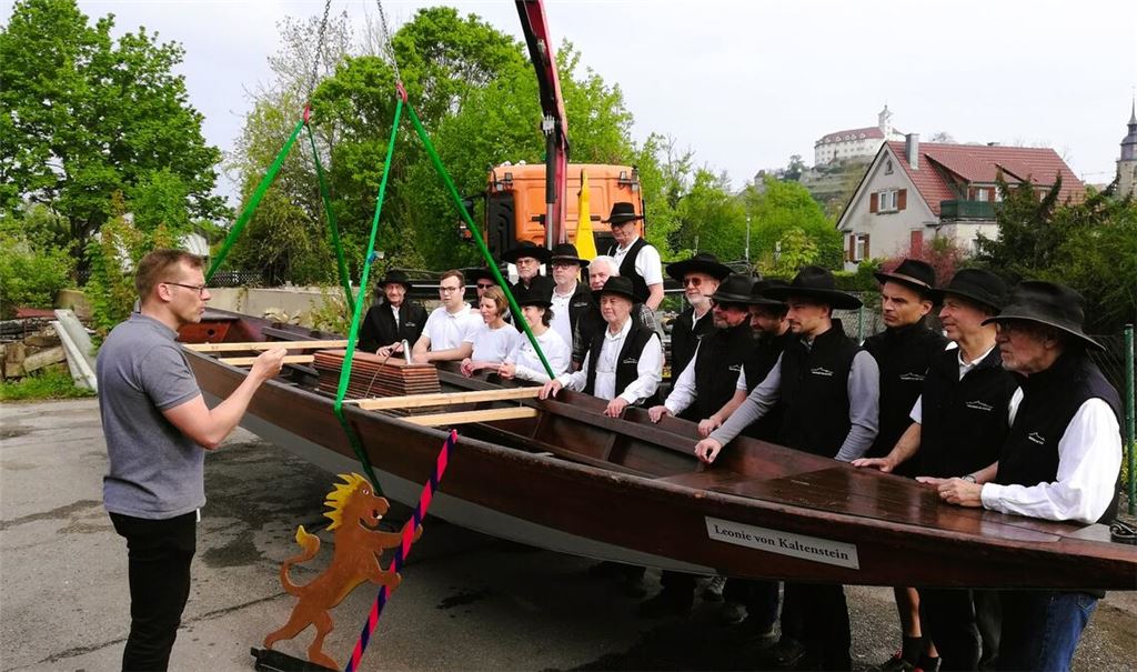Dank von Vaihingens Oberbürgermeister Uwe Skrzypek für die „Enz-Löwen“ der Stocherkahnfahrten. Am 2. Mai beginnt die Saison. Foto: Arning