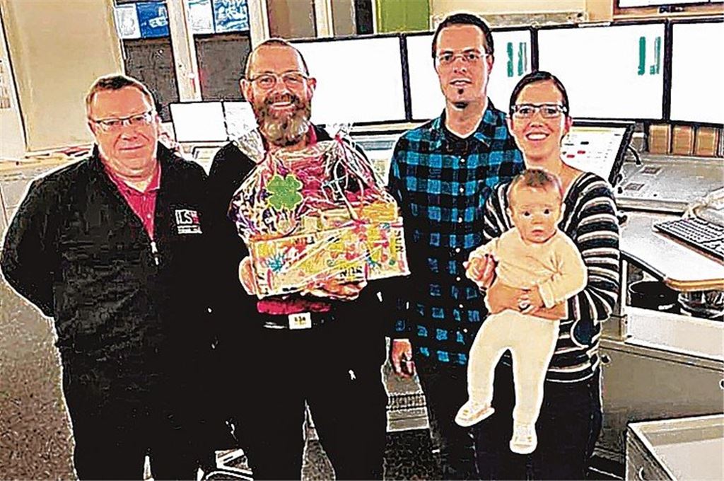 Junge Familie überrascht ihre Helfer