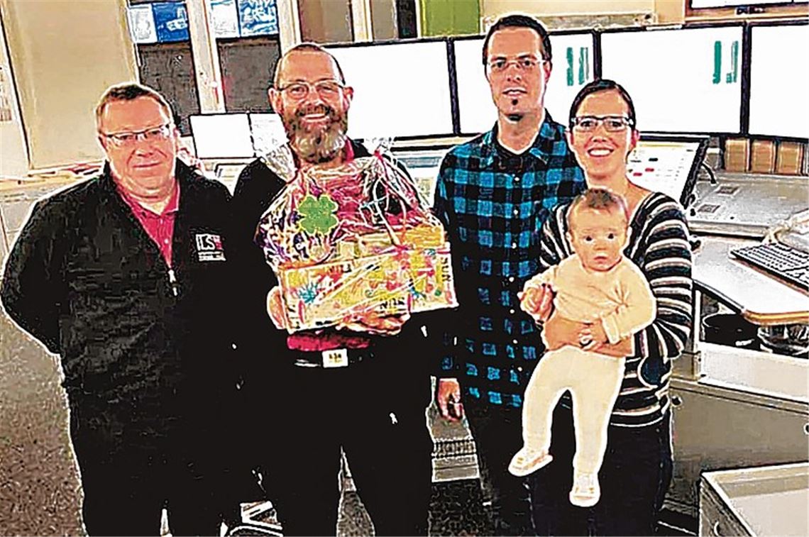 Dankeschön: Die Disponenten Guido Schacht (v. li.) und Markus L. Rabold freuen sich über den Besuch von Benjamin und Melanie Dinkler mit Töchterchen Lea in der Leitstelle. privat