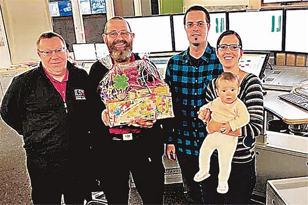 Dankeschön: Die Disponenten Guido Schacht (v. li.) und Markus L. Rabold freuen sich über den Besuch von Benjamin und Melanie Dinkler mit Töchterchen Lea in der Leitstelle. privat