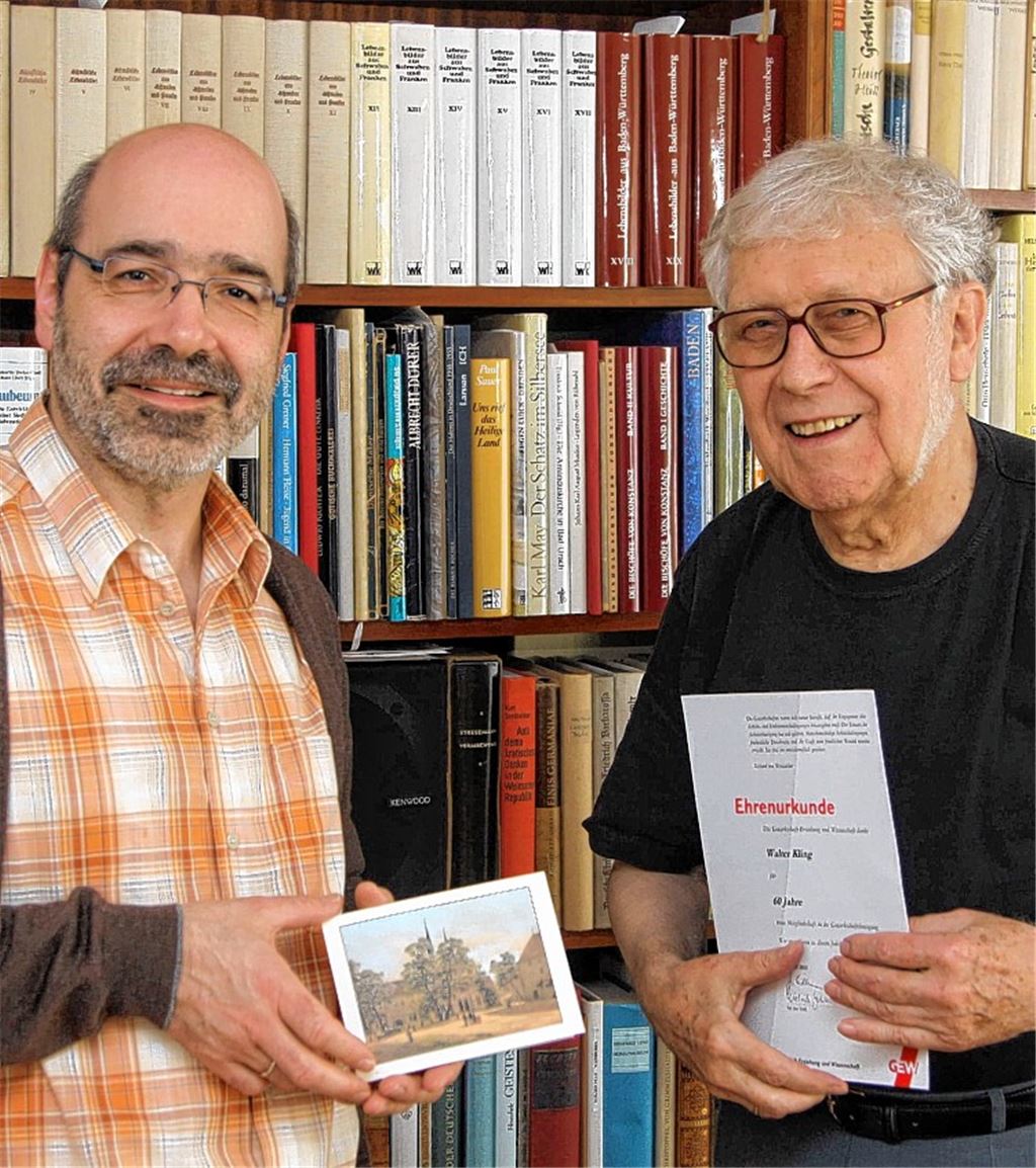 Dankeschön der Gewerkschaft an das langjährige Mitglied Walter Kling (re.): Joachim Eichhorn, Mitglied des Kreisvorstands der GEW, überreicht an den ehemaligen Lehrer der Mühlacker Mörike-Realschule die Ehrenurkunde.