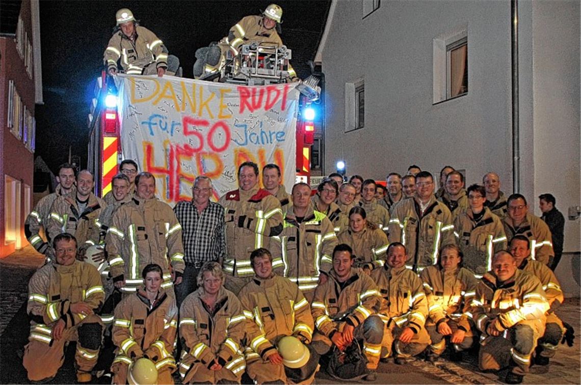 Dankeschön der Kameraden: Die Mühlacker Feuerwehr verabschiedet Rudi Lenz.