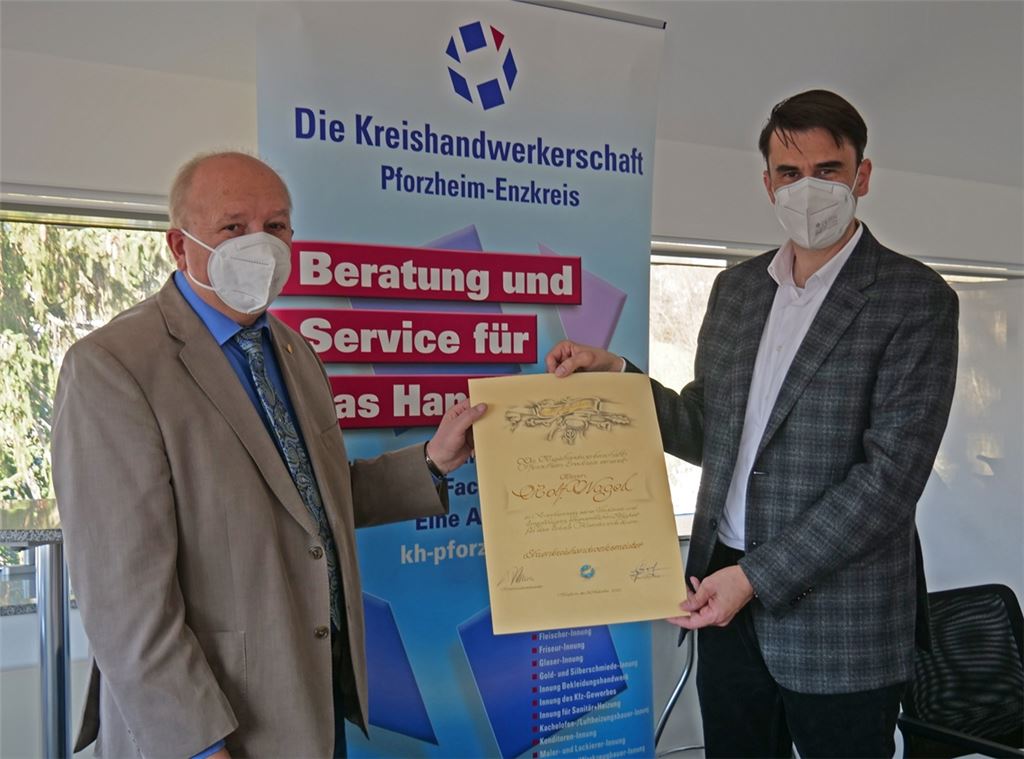 Dankeschön für langjähriges Engagement: Frank Herrmann (re.) übergibt an seinen Vorgänger Rolf Nagel die Ernennungsuhrkunde zum Ehrenkreishandwerksmeister.Friedrich