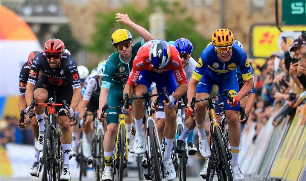 Danny van Poppel wird der Sieg auf der dritten Etappe nachträglich aberkannt.