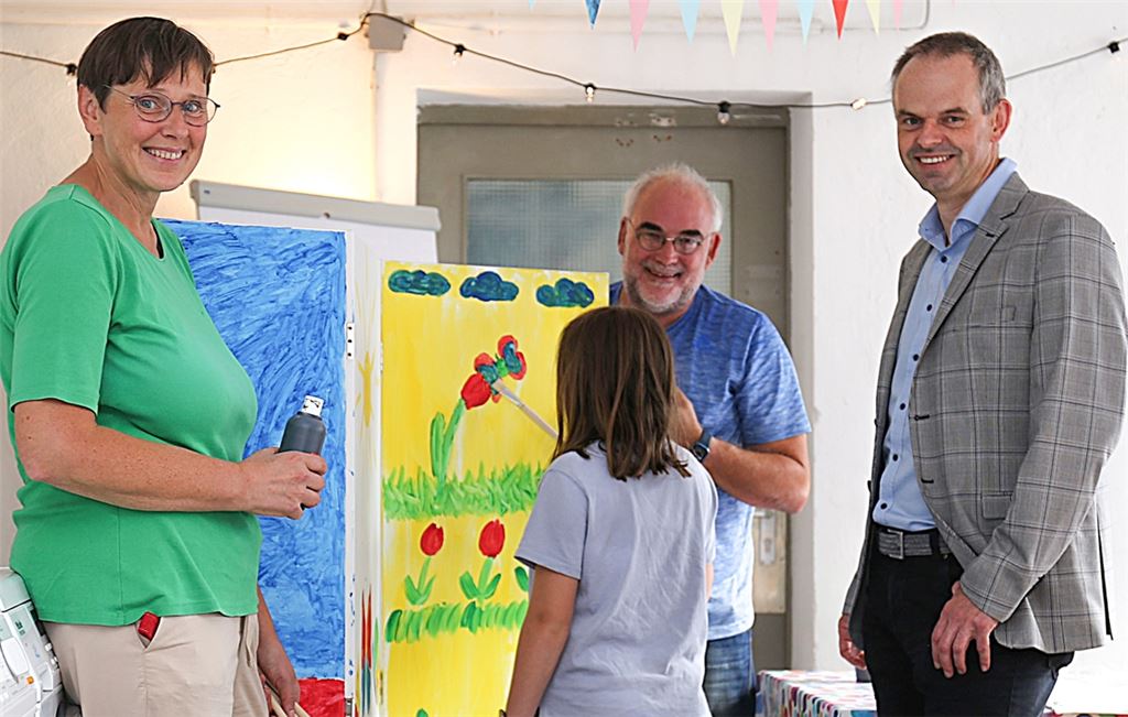 Daria Kraft (li.) und Geschäftsführer Christoph Zastrow (re.) von der Diakonie Enzkreis stellen ein Angebot des sozialen Ladens Madita vor: hier im Waschatelier, das, wenn es nach dem Team geht, in Zukunft auch als Treff- und Austauschpunkt fungieren soll. Fotos: Willimek