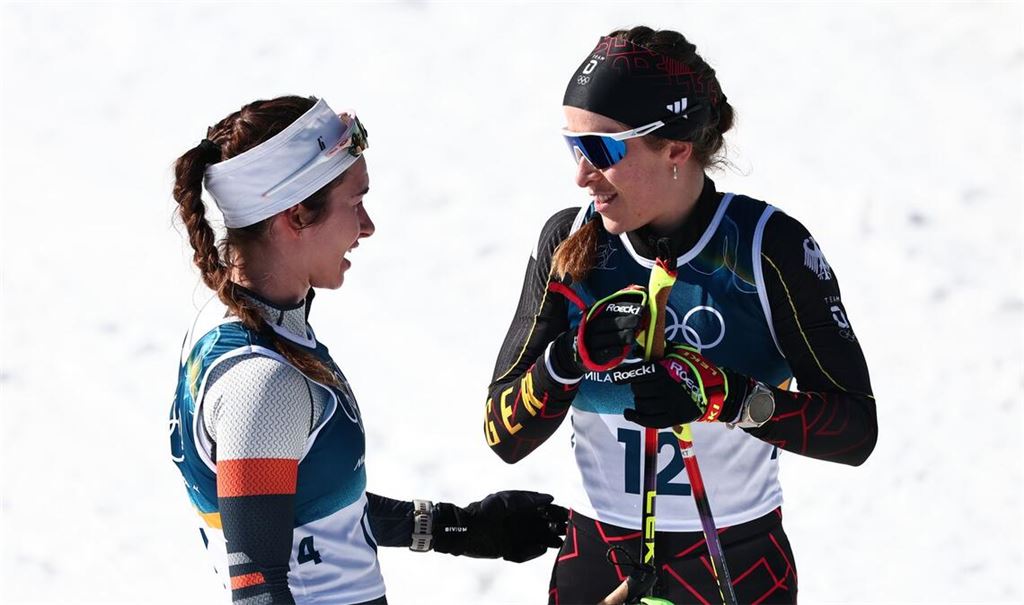 Darija Neprjajeva (l) erklärt ihren Pauxpas.