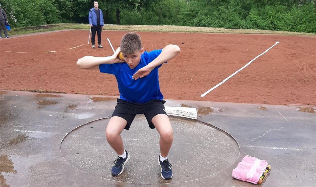 Dario Di Caro beim Kugelstoßen.