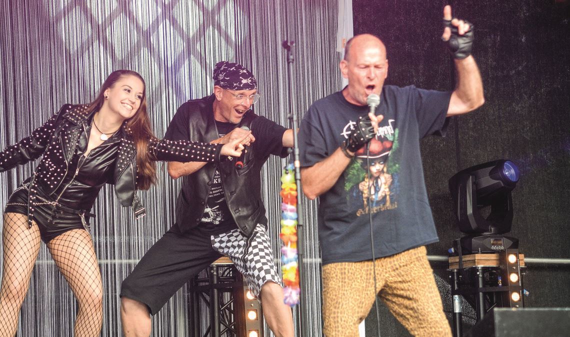 Darleen Lehmann (v. li.), Achim Dürr und Rolf Watzal animieren beim Karaoke-Abend der SommerevENZ zum Mitmachen. Fotos: Stahlfeld