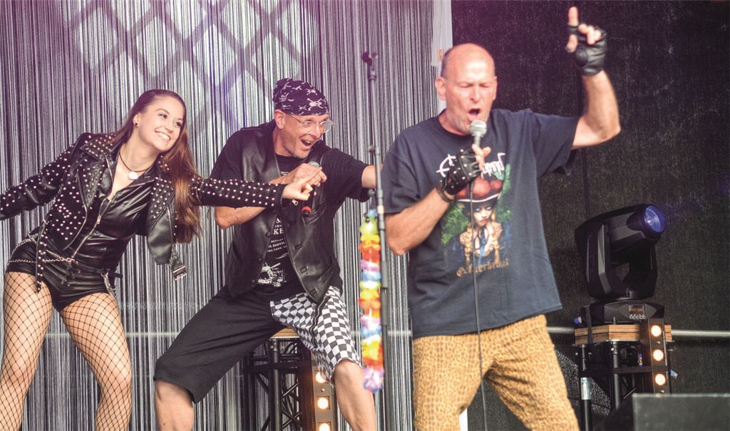 Darleen Lehmann (v. li.), Achim Dürr und Rolf Watzal animieren beim Karaoke-Abend der SommerevENZ zum Mitmachen. Fotos: Stahlfeld