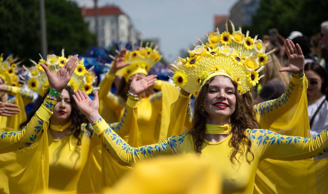 Darsteller tanzen bei der Parade beim Karneval der Kulturen in Berlin.