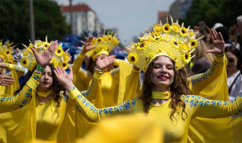 Darsteller tanzen bei der Parade beim Karneval der Kulturen in Berlin.