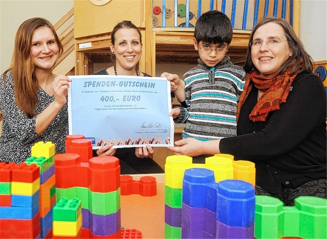 Darüber freut sich nicht nur der kleine David (im Bild): Sophia Zundel und Kathrin Goll (v. li.) überreichen Pfarrerin Sabine Leibbrandt vom Kinderzentrum Maulbronn den Spendengutschein des Mühlacker Tagblatt in Höhe von 400 Euro.