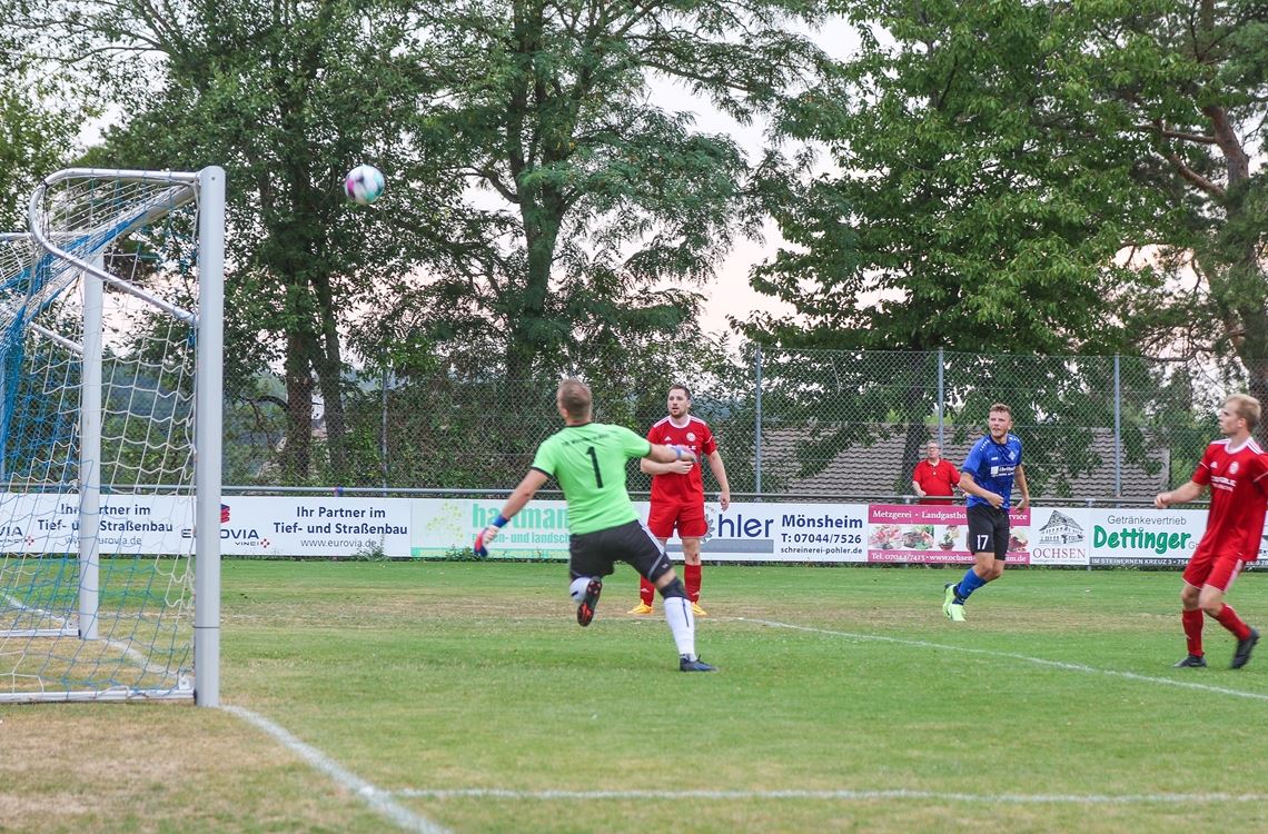 Das 1:0 für Enzberg aus Sicht der Gastgeber: Gegen die Bogenlampe nach abgefälschtem Schuss von Marvin John ist für den Keeper nichts mehr zu machen. Foto: Wewoda