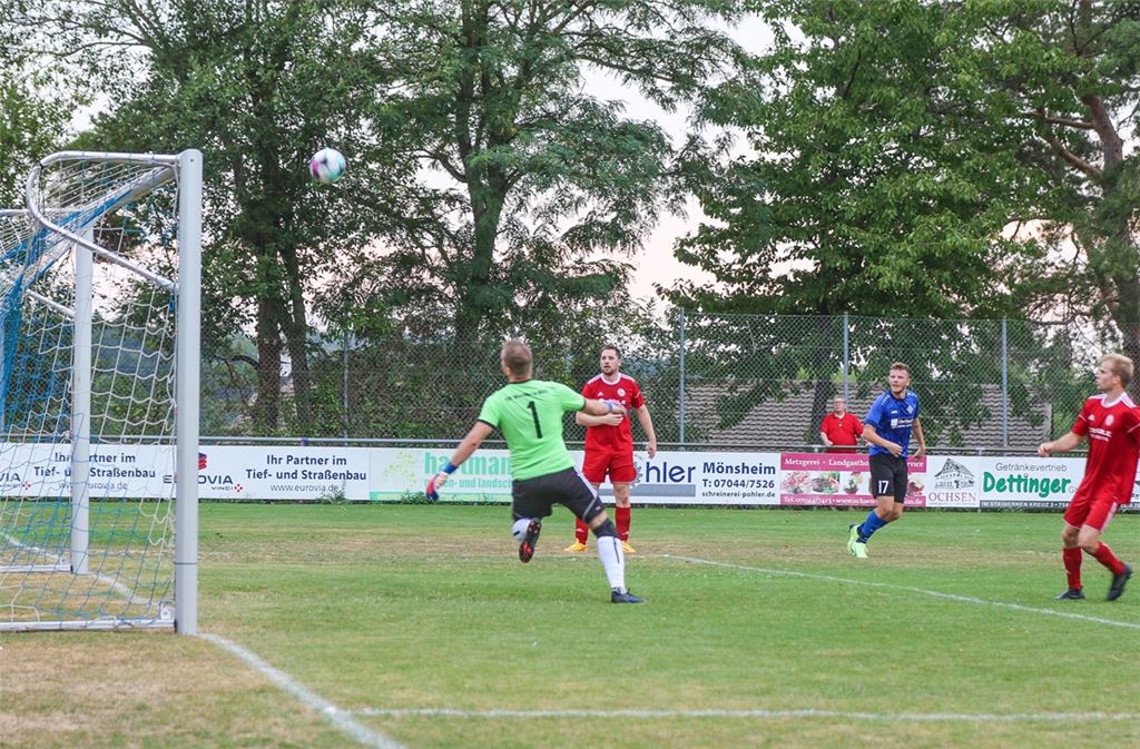 Das 1:0 für Enzberg aus Sicht der Gastgeber: Gegen die Bogenlampe nach abgefälschtem Schuss von Marvin John ist für den Keeper nichts mehr zu machen. Foto: Wewoda