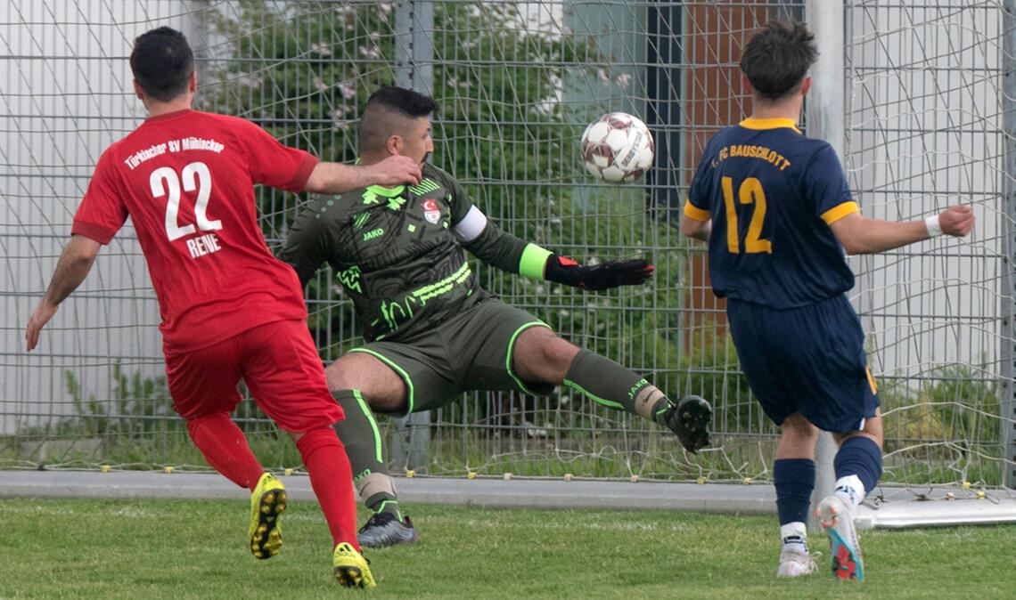 Das 1:0 für den 1. FC Bauschlott gegen den Türkischen SV Mühlacker (rote Trikots) fällt schon in der sechsten Spielminute. Foto: Fotomoment