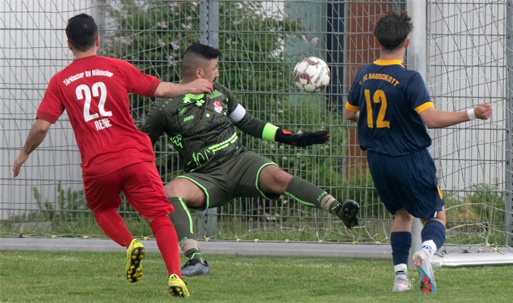 Das 1:0 für den 1. FC Bauschlott gegen den Türkischen SV Mühlacker (rote Trikots) fällt schon in der sechsten Spielminute. Foto: Fotomoment