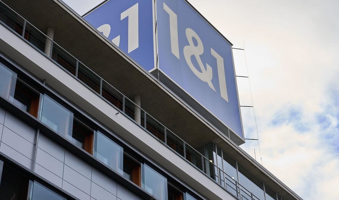 Das 1&1-Firmenlogo auf dem Dach der Firmenzentrale in Montabaur.