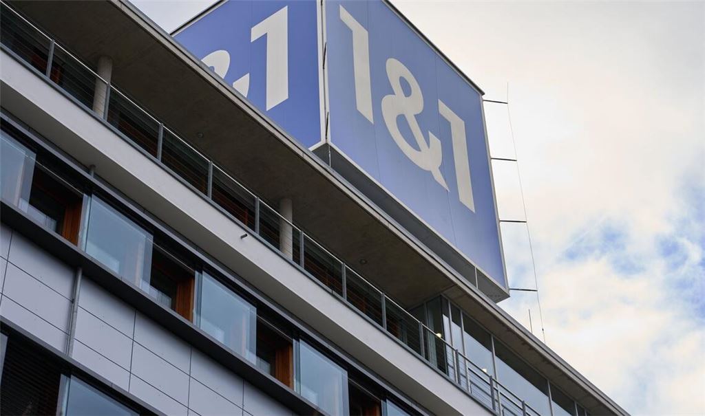 Das 1&1-Firmenlogo auf dem Dach der Firmenzentrale in Montabaur.
