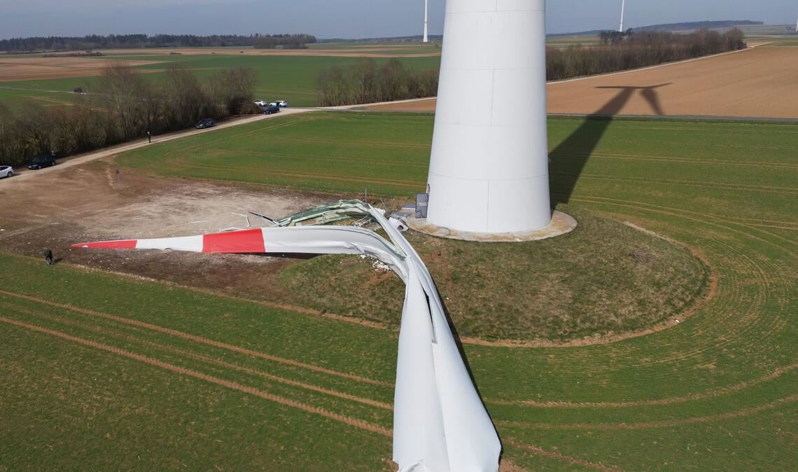 Das 15 Tonnen schwere Rotorblatt stürzte zu Boden.