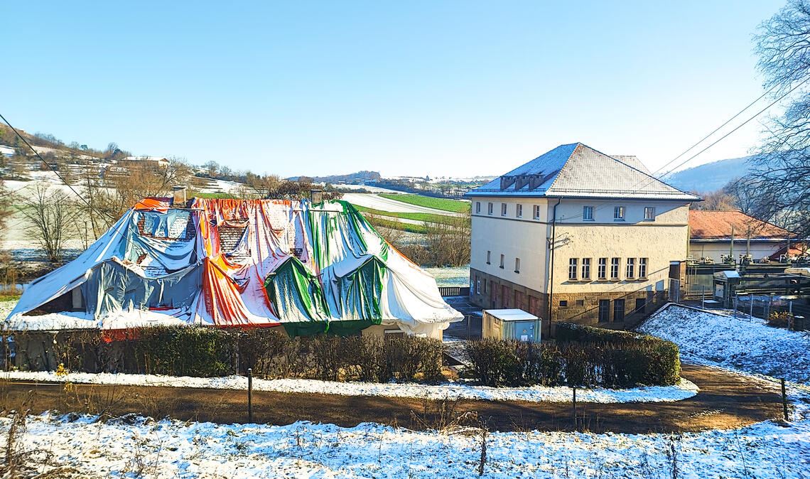 Das 1921 gebaute Flusskraftwerk im Enztal bei Mühlhausen steht unter Denkmalschutz – doch der frühere Personaltrakt, der nur notdürftig abgedeckt ist, „verlottert“. Foto: privat