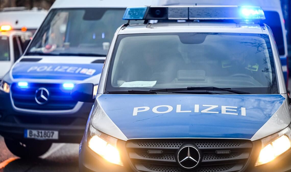 Das 33-jährige Opfer des Messerangriffs an einer Bushaltestelle in Neukölln schwebt nicht mehr in Lebensgefahr. (Symbolbild)